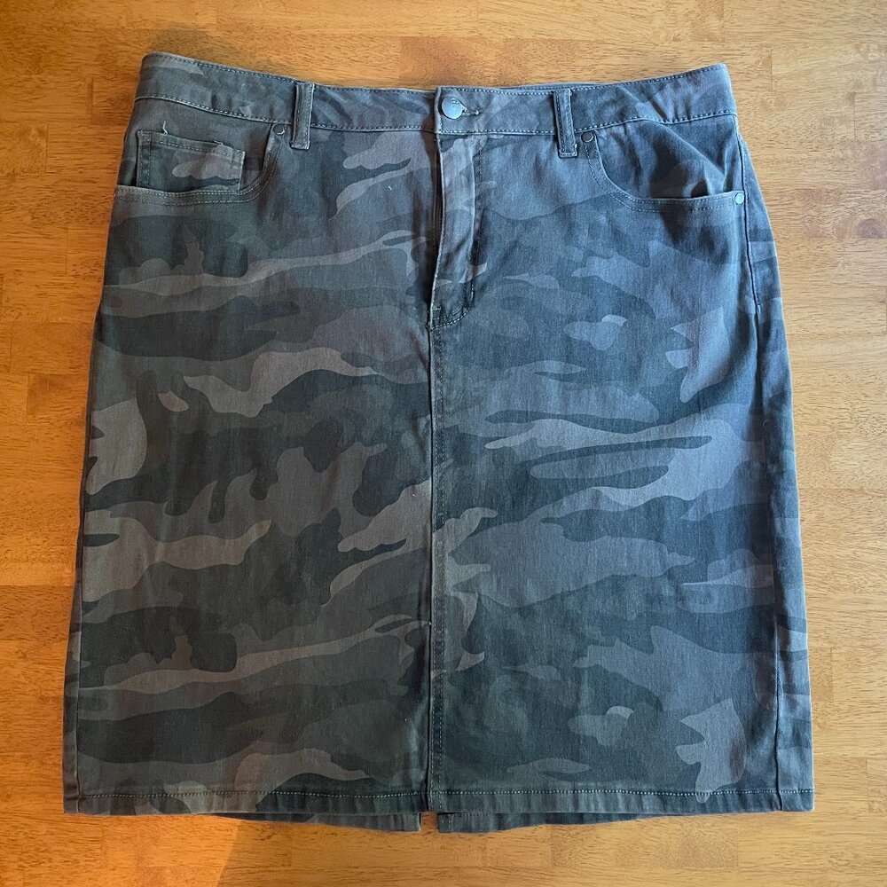 Size 14 d. jeans army green camouflage skirt